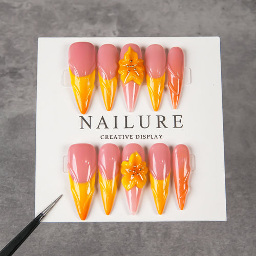 Künstlerisches Stiletto Press-On Nagelset mit Blumenakzenten
