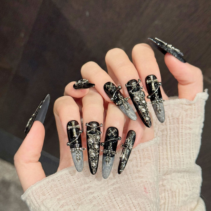 Gothic-inspirierte Press-On-Nagelset mit Schädel- und Kreuzdesigns