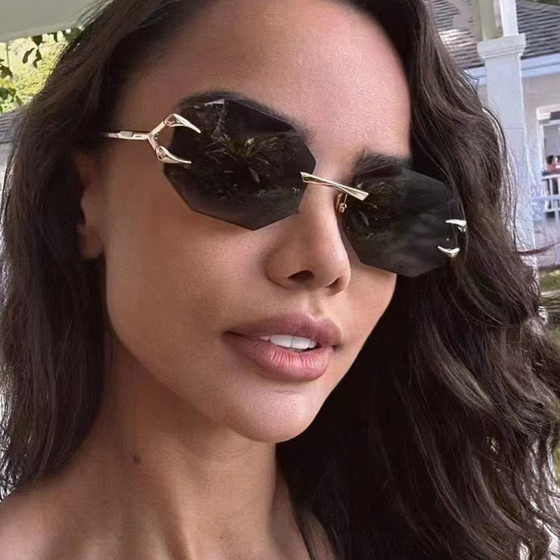 Damen geometrische Sonnenbrille mit modernem Metallrahmen Karnz