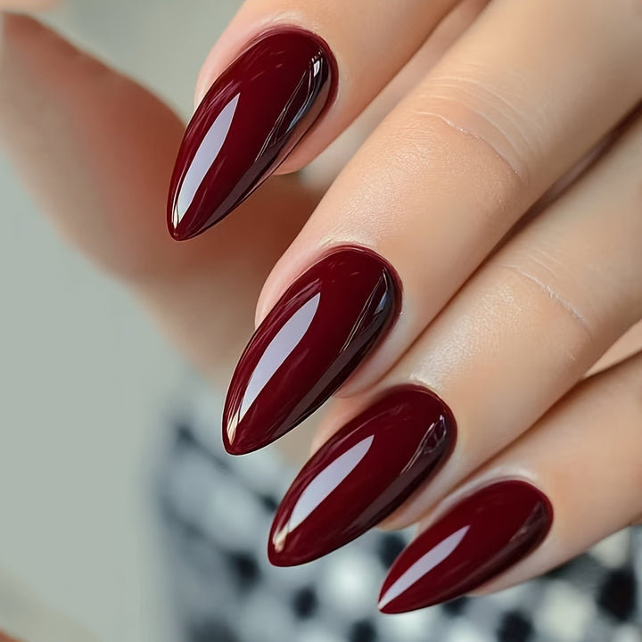Kunstnägel mit Glänzendem Stiletto-Design Karnz