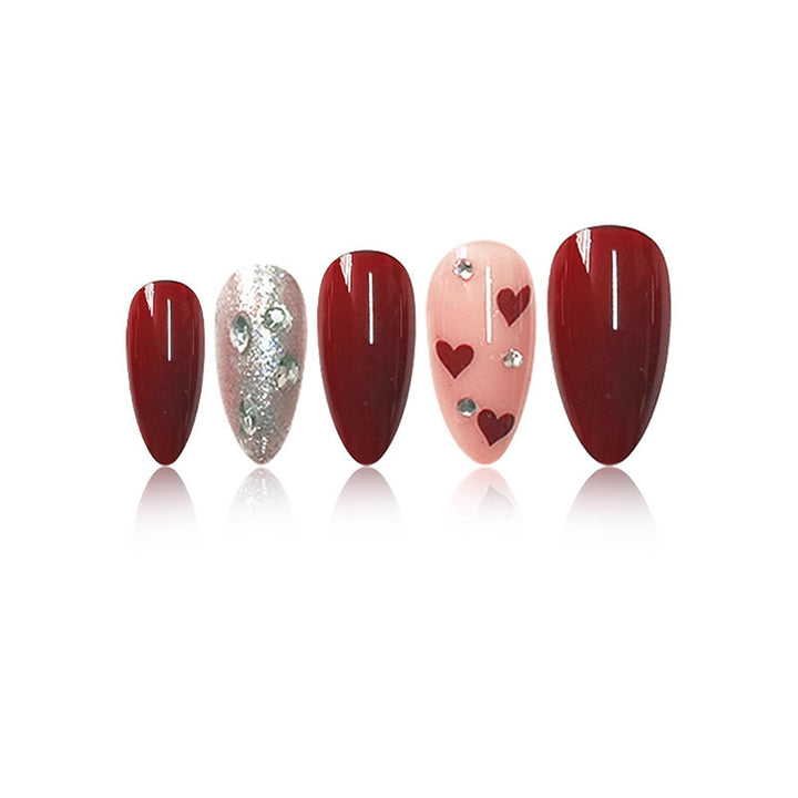 Romantische Herz- und Glitzer-Nail Art Karnz