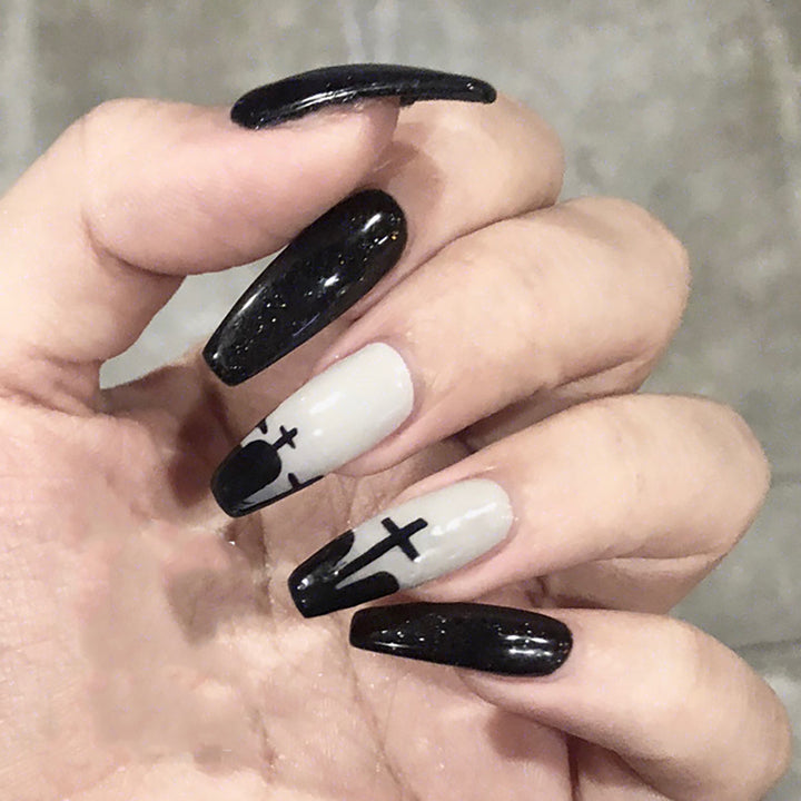 Künstlerisches Stiletto-Nagelset mit gothic Kreuzdesign Karnz