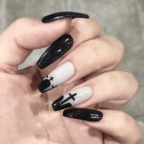 Künstlerisches Stiletto-Nagelset mit gothic Kreuzdesign Karnz