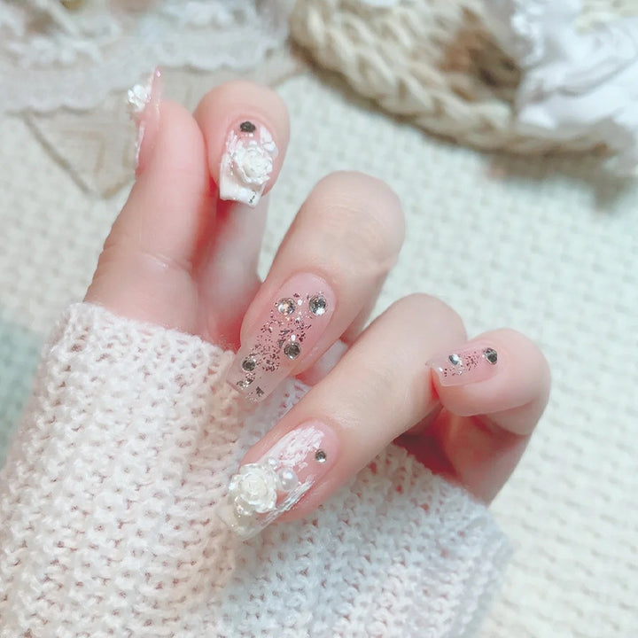 Kunstnagelset mit eleganten 3D-Blüten- und Glitzerverzierungen Karnz