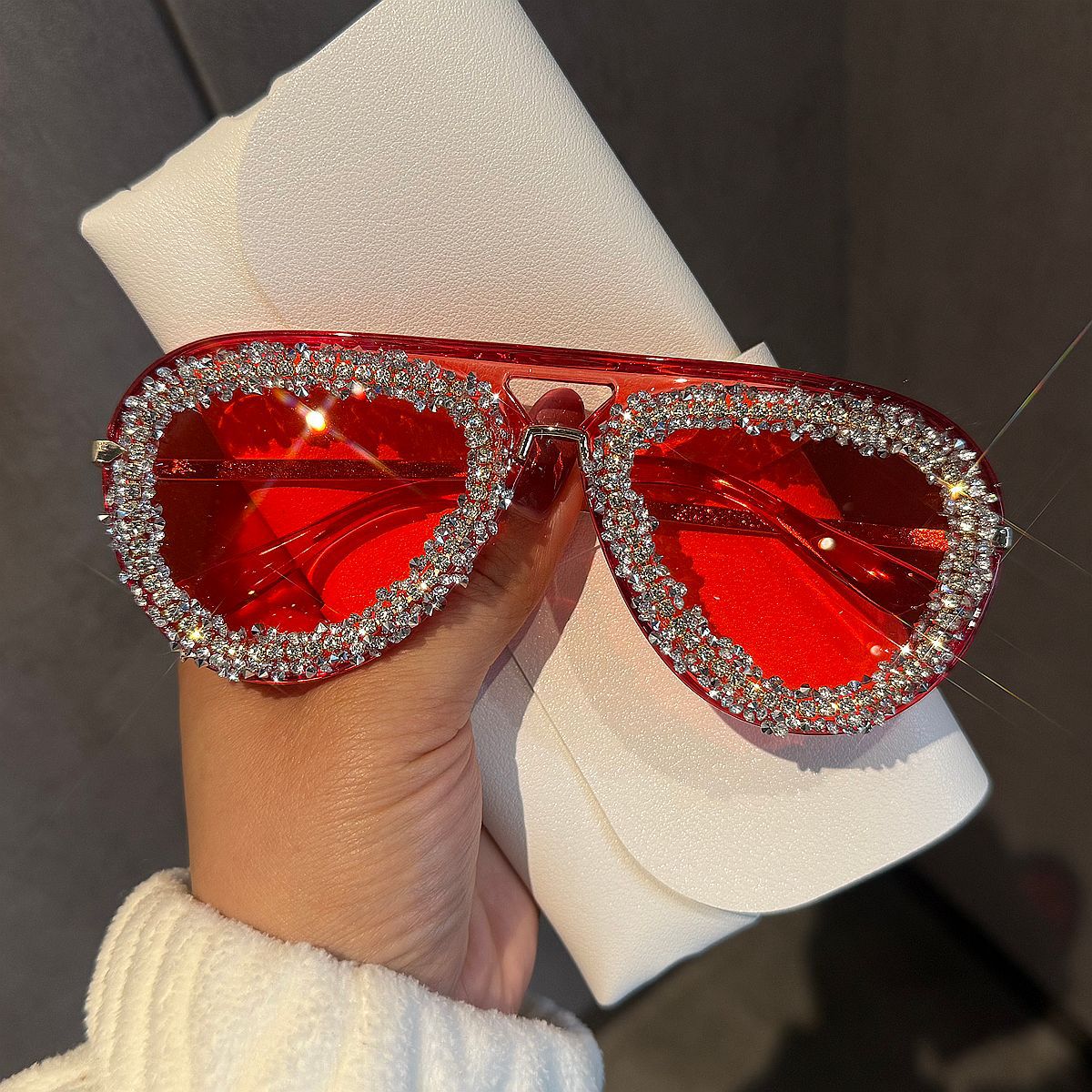 Damen extravagante Herz-Sonnenbrille mit funkelndem Strassrahmen Karnz