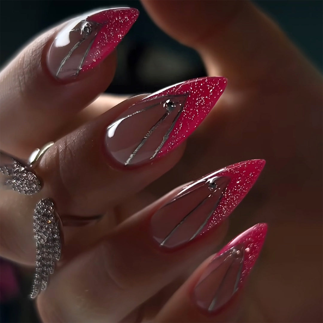 Kunstvolle Nagelverlängerungen mit Glitzer- und Strassverzierungen Karnz
