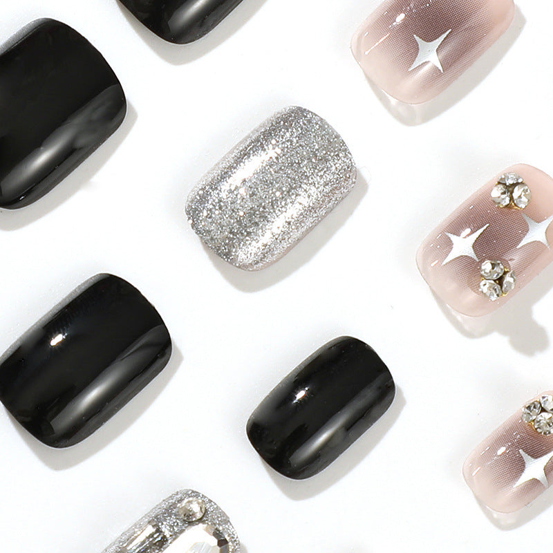 Elegante Nagelkunst mit Glitzer und Sternenmotiven Karnz
