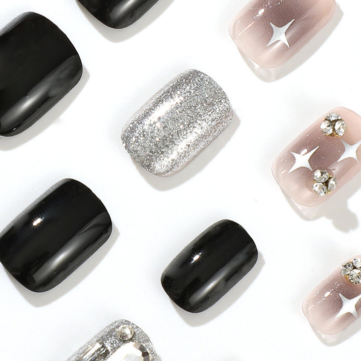 Elegante Nagelkunst mit Glitzer und Sternenmotiven Karnz