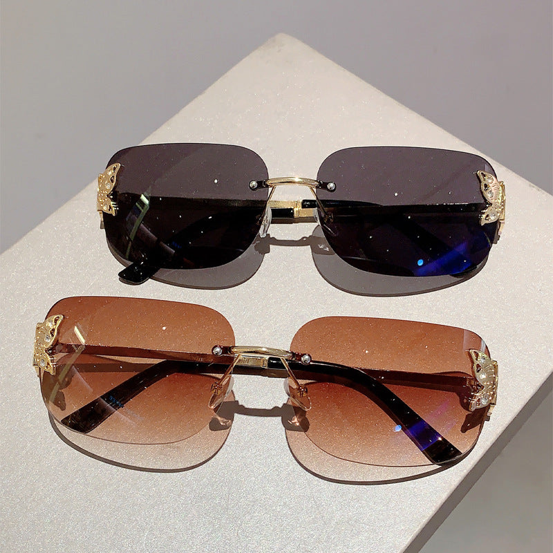 Damen modische Sonnenbrille mit filigranem Schmetterlingsdesign und schützenden Gläsern Karnz