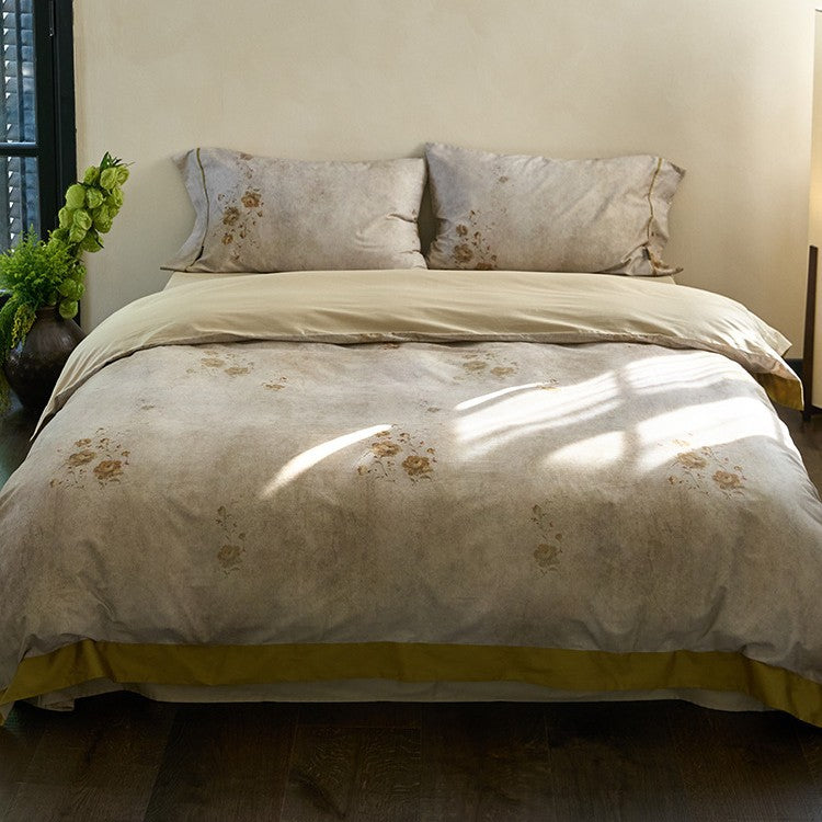 Wendbare Baumwoll-Perkal Bettwäschegarnitur mit verwischtem Vintage-Blumenprint und kontrastiertem Saum