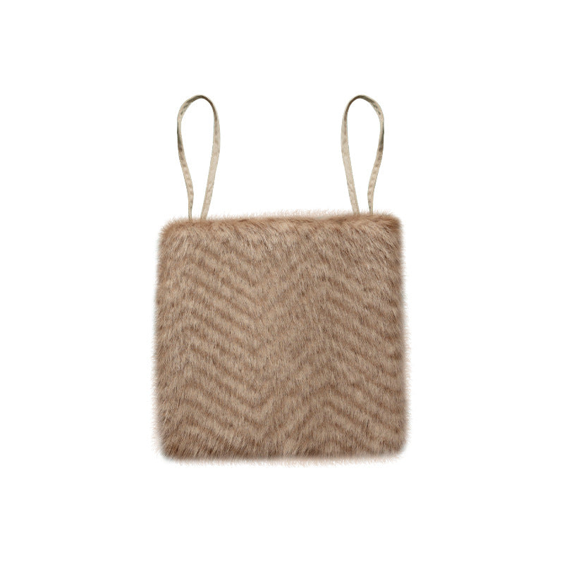 Kleine Kunstfell‑Schultertasche mit quadratischer Form und schmalen Trägern