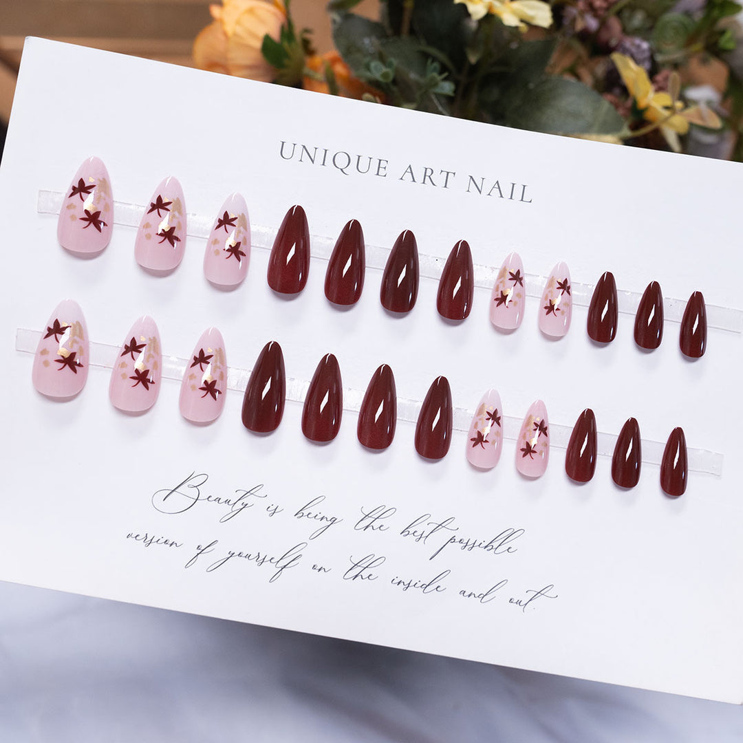 Elegantes Nagelkunstset mit floralen Akzenten