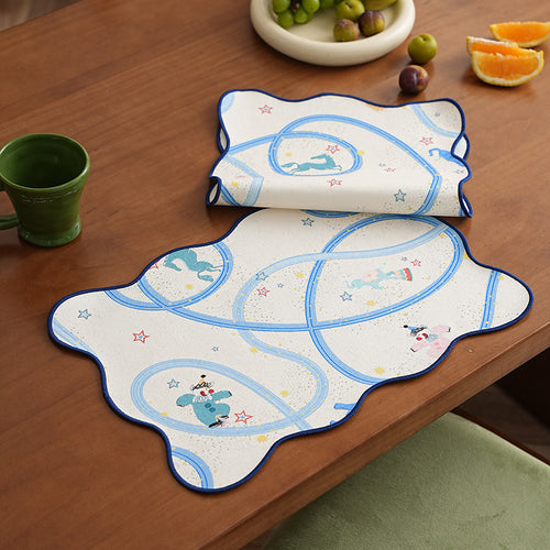 verspieltes Kinder-Tischset aus rutschfestem abwaschbarem Silikon mit Tiermotiven Karnz