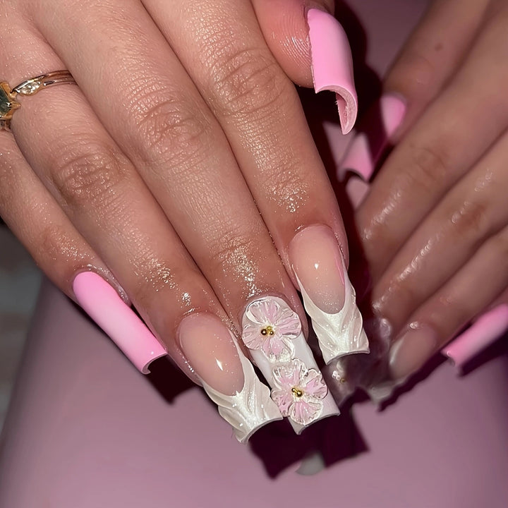 Künstlerische florale Press-On-Nagelerweiterungen Karnz