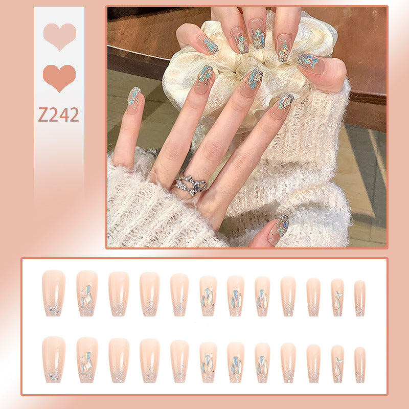 Glamouröses Kunstnagelset mit luxuriösen Glitzerelementen Karnz