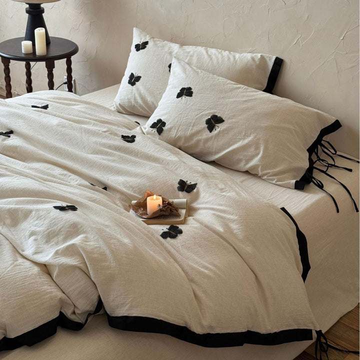 Natur-Linen-Mischung Bettbezug mit kontrastierendem schwarzen Besatz, handgenähten floralen Motiven und Eckbindern