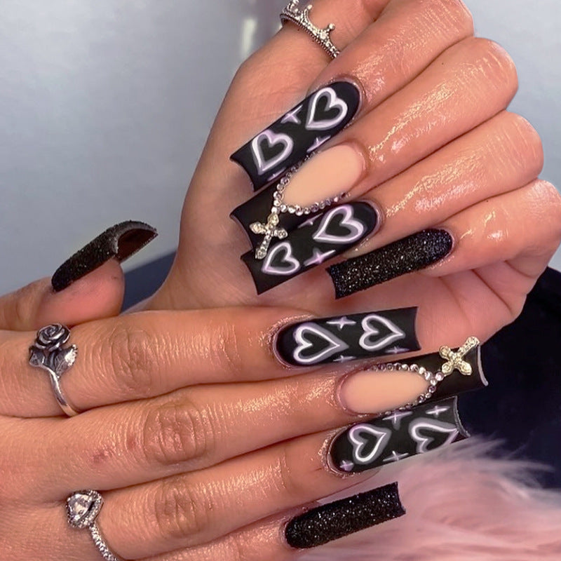 Kunstnagelset mit eleganten Glitzer- und Herzdesigns Karnz