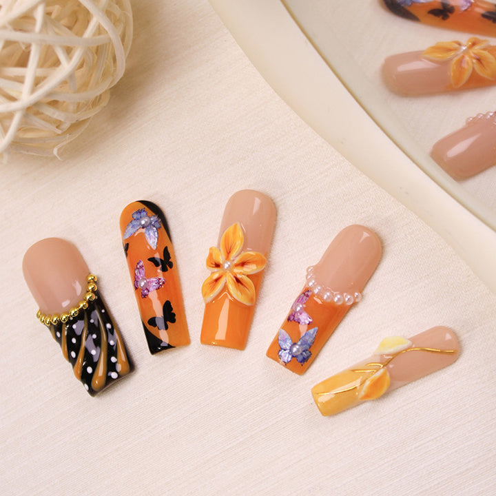 Kunstnagelset mit eleganten Blumen- und Schmetterlingsmotiven Karnz