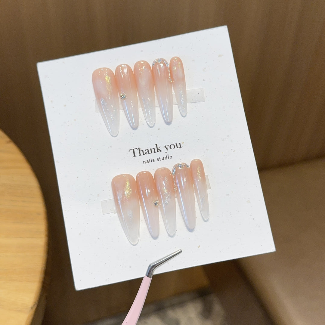 Kunstnagelset mit Eleganten Glitzerakzenten Karnz
