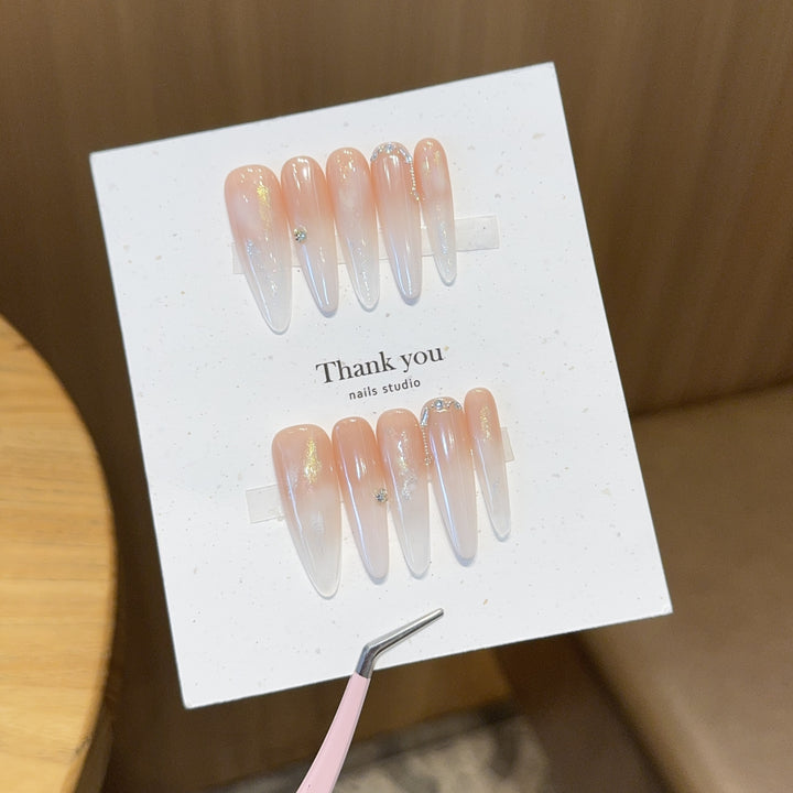 Kunstnagelset mit Eleganten Glitzerakzenten Karnz