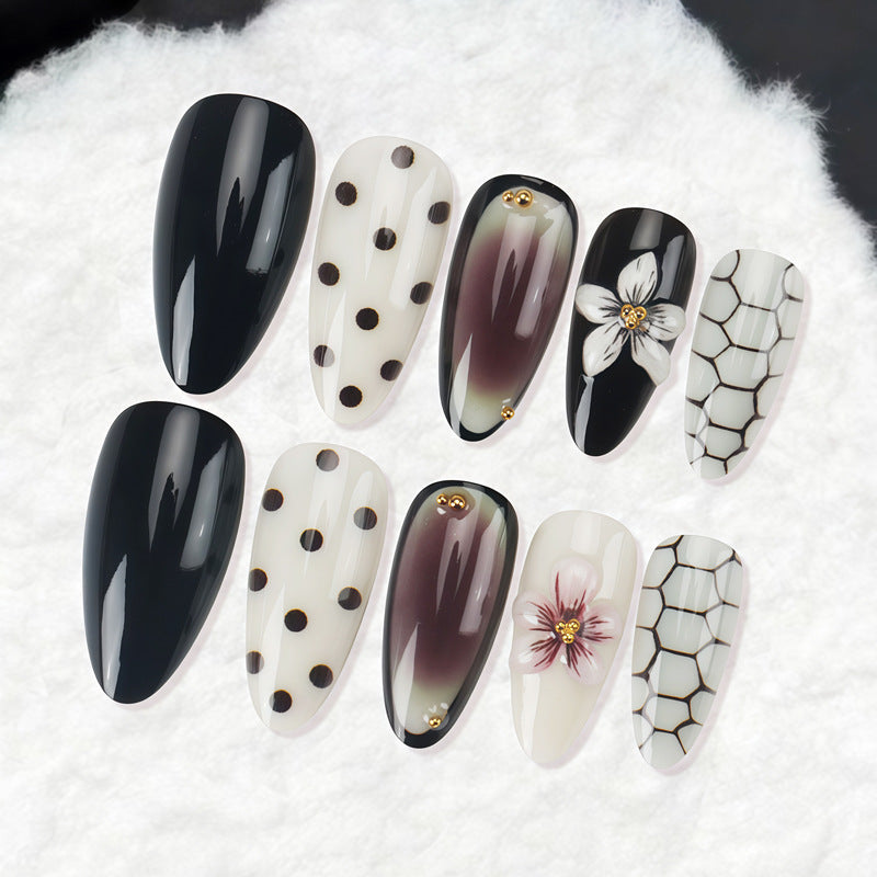 Künstlerisches Stiletto Press-On Nagelset mit Punkten und floralen Designs Karnz