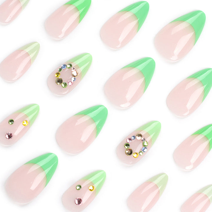 Künstliche Nagelkunst mit frühlingshaftem Design und funkelnden Akzenten Karnz