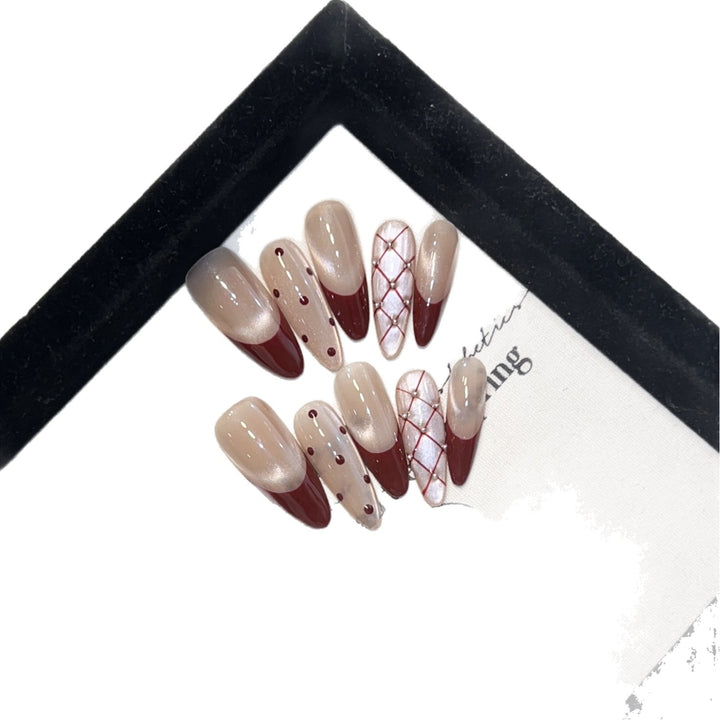 Elegantes Künstlerisches Press-On-Nagelset mit einzigartigem Design