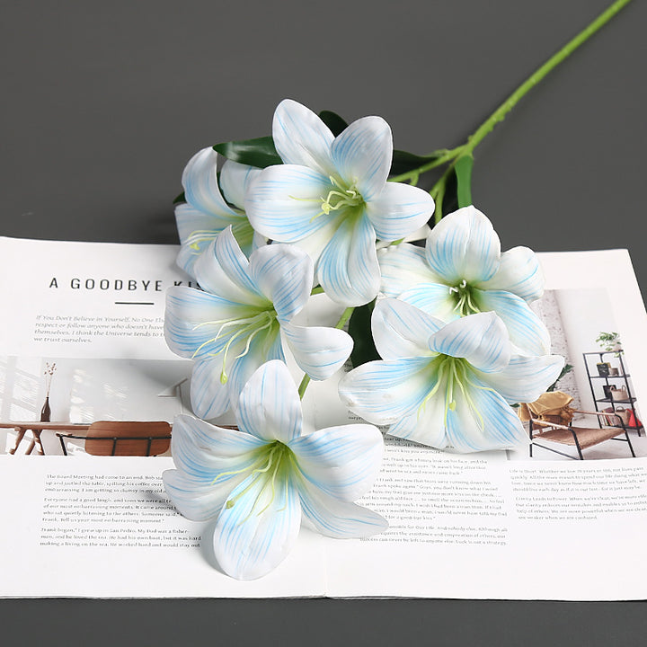 Realistische Seidenblumenstängelanordnung