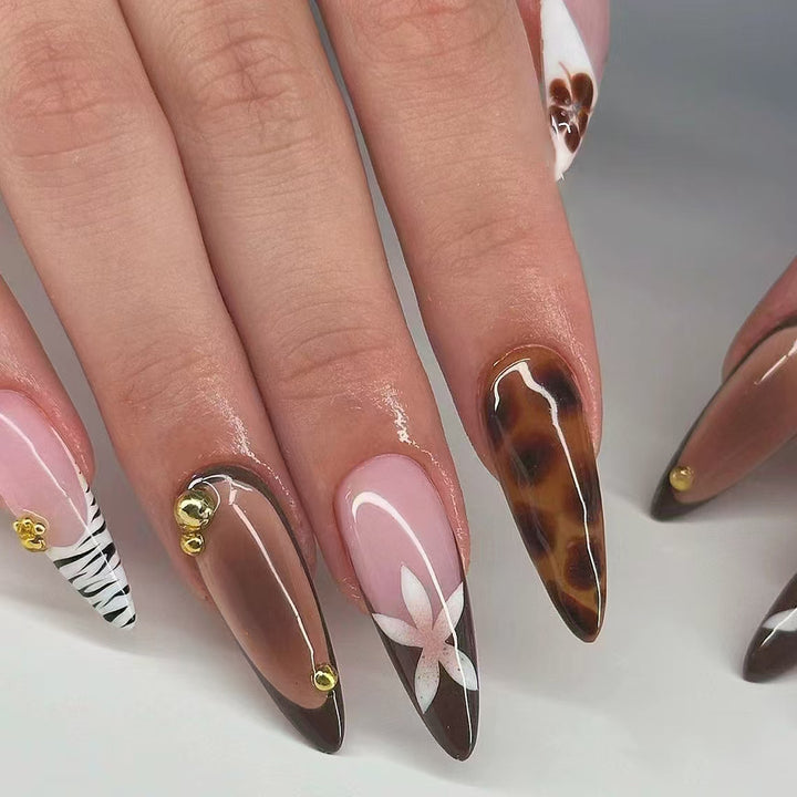 Künstlerische Stiletto Press-On Nägel Karnz