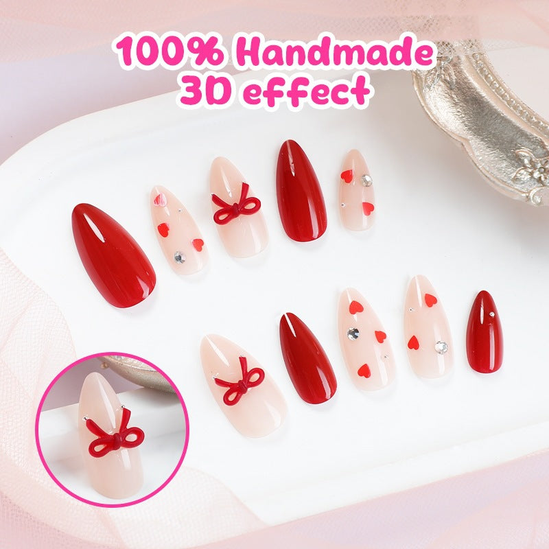 Kunstnagelset mit eleganten roten Details und Herzen Karnz