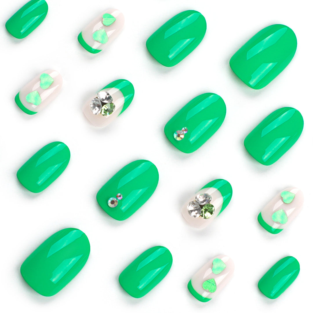 Kunstvolle Nagelverlängerungen mit liebenswerten Herzmotiven und Glitzerakzenten Karnz
