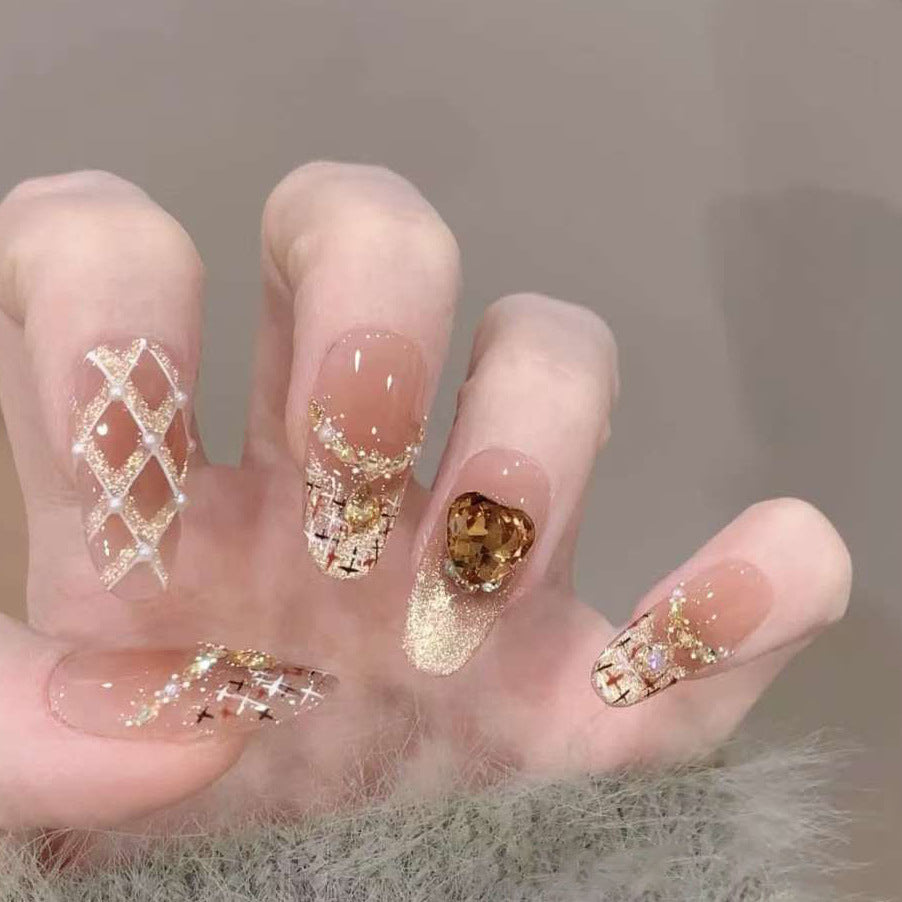 Kunstnägel mit Glamouröse Strassverzierungen Karnz
