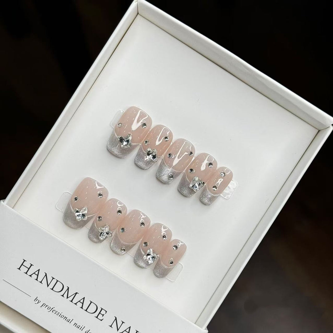 Handgemachtes Dekoratives Press-On Nagelkunstset mit Rhinstein- und Glitzerakzenten