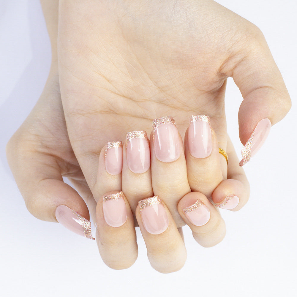Glamouröse Kunstnägel mit Glitzer-French-Spitze Karnz