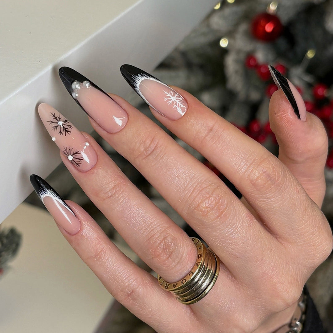 Künstlerisches Stiletto Press-On Nagelset mit dekorativen Schneeflocken-Designs Karnz