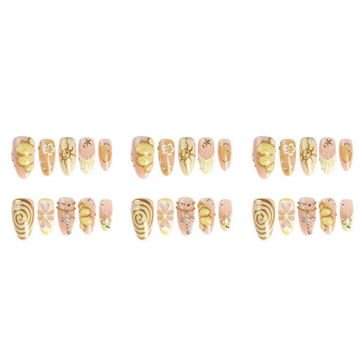 Kunstnagelset mit eleganten floralen Verzierungen Karnz