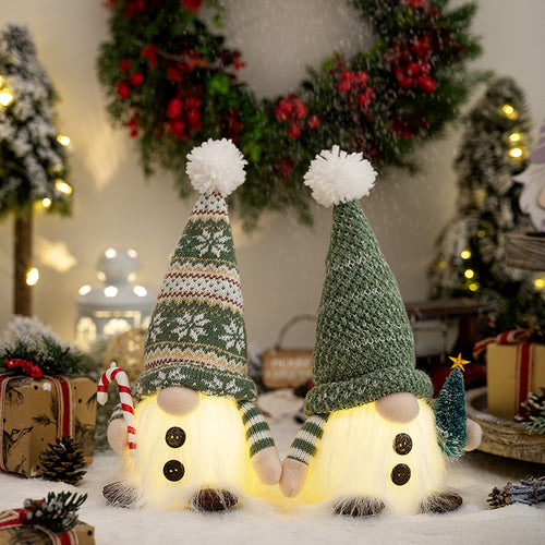 Dekorative Weihnachtsgnom mit leuchtenden Details Karnz