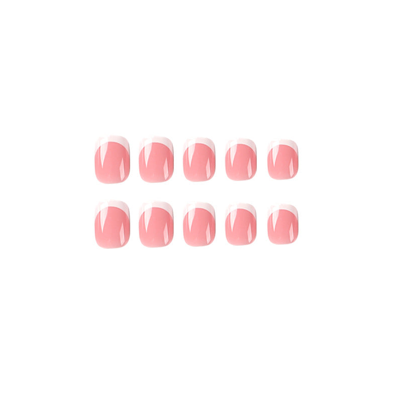 Elegante Nagelkunst mit French Tip Design Karnz