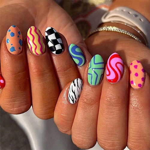 Künstlerische Nagelkunst Karnz