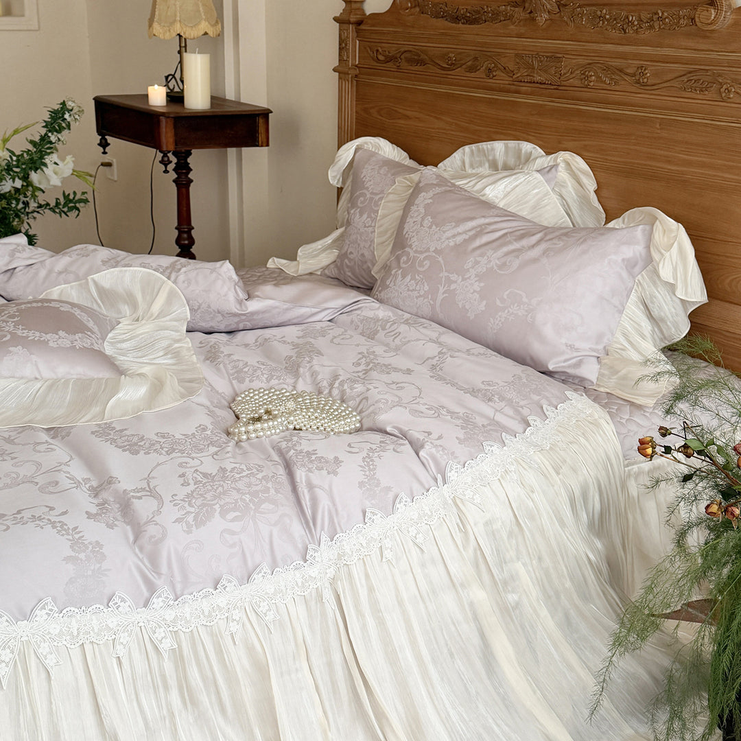 Luxuriöses Satin-Jacquard-Bettwäscheset mit Plissee-Bettrock und feiner Spitzenbordüre