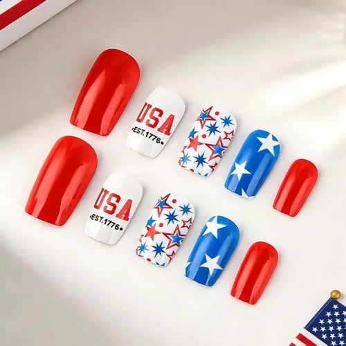 Kreative Kunstnägel mit patriotischem Design Karnz