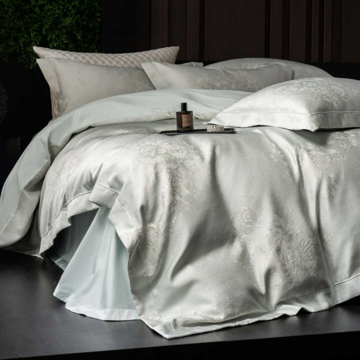 Luxuriöses Jacquard-Satin-Duvet-Ensemble mit gefaltetem Bettrock & paspelierten Kissenbezügen