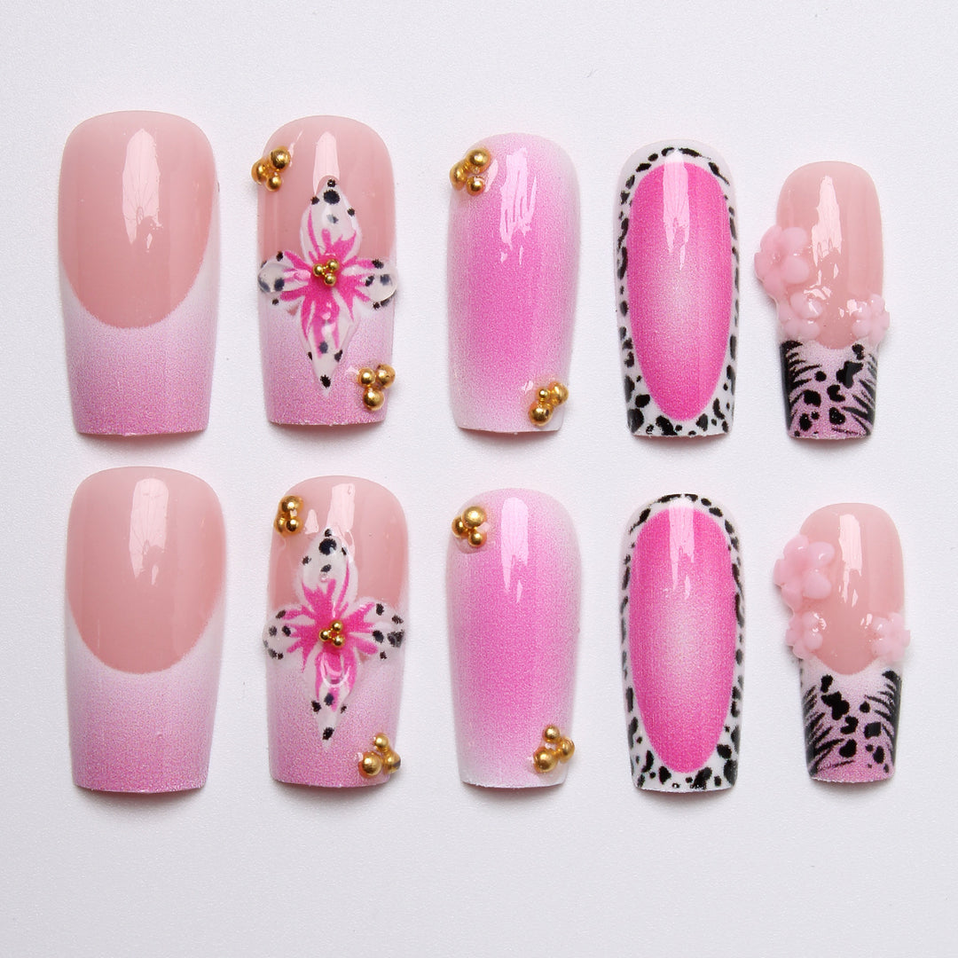 Kunstnagelset mit floralen und glamourösen Akzenten Karnz