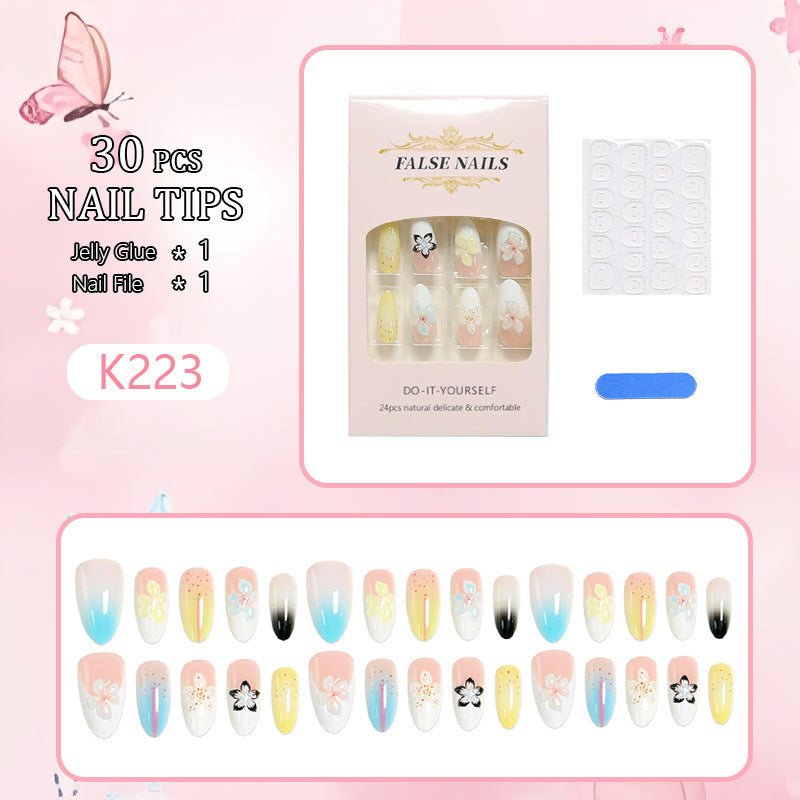 Kunstnagelset mit floralen und glitzernden Verzierungen Karnz