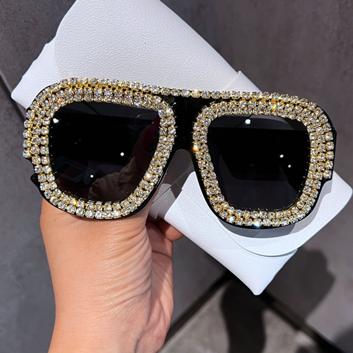 Damen Glamouröse Sonnenbrille mit extravagantem Kristallrahmen Karnz