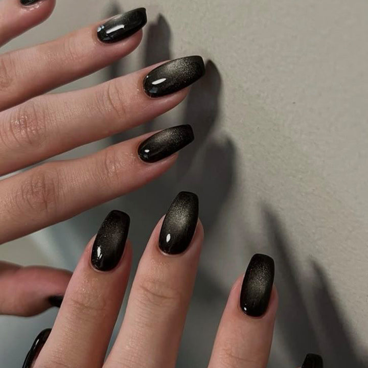 Kunstnägel mit Polka-Dots Karnz