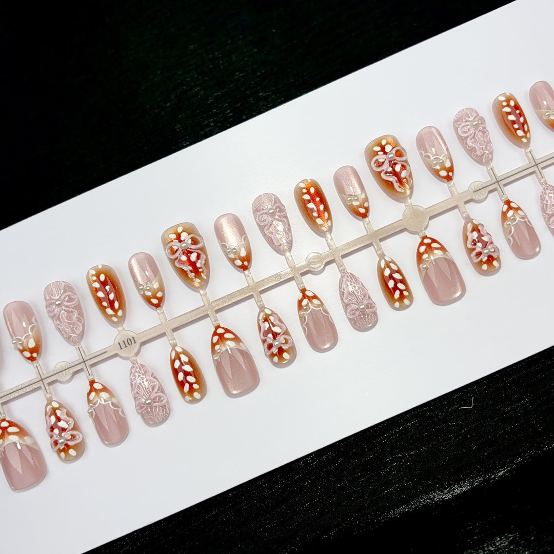 Dekoratives Press-On Nagelset mit floralen Verzierungen 1790746076