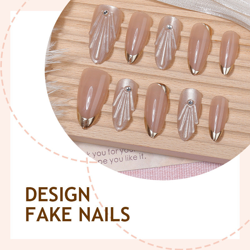 Kunstnagelset mit eleganten Goldspitzen und kunstvollen Verzierungen Karnz