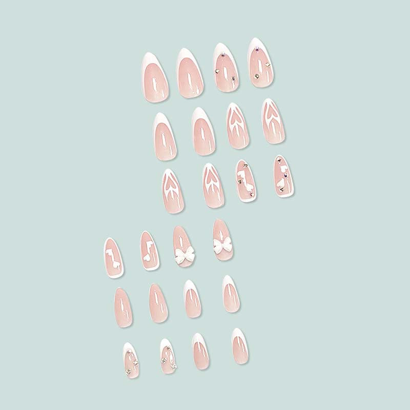 Kunstvolle Stiletto-Nägel mit Herz-Design Karnz