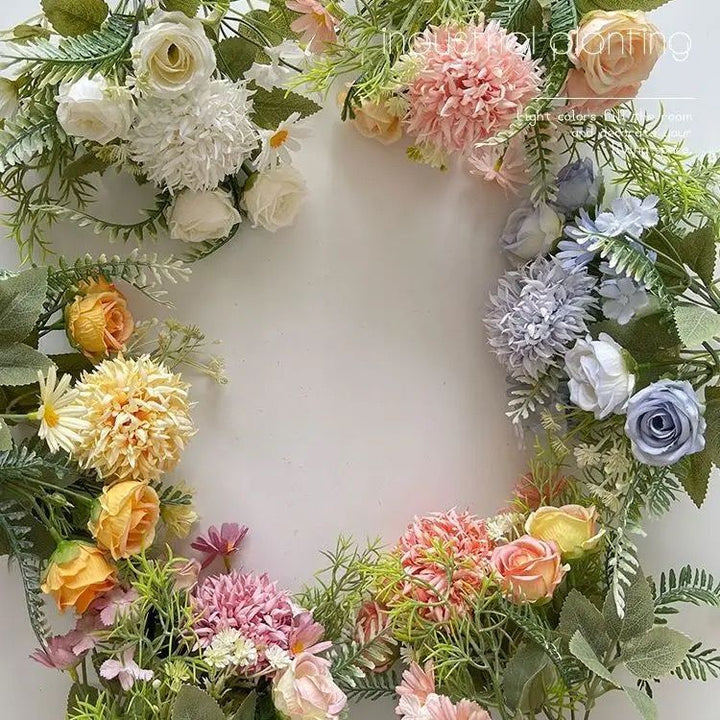 Eleganter künstlicher Blumenstrauß mit gemischten floralen Akzenten